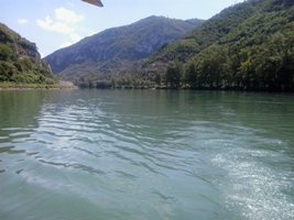 Ivo Andrić: “Većim delom svoga toka reka Drina protiče kroz tesne gudure između strmih planina ili kroz duboke kanjone okomito odsečenih obala. ...”