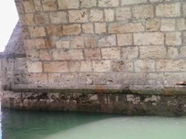 Umesto svirepog i pohlepnog Abidage dolazi Arifbeg pod čijom upravom gradnja počinje da napreduje.