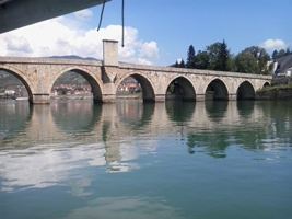 Pored ove lepe građevine od istog kamena sagrađen je han, karavan-seraj.