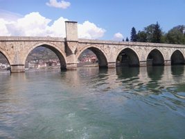 Čamac diktira ugao pod kojim će most biti snimljen.