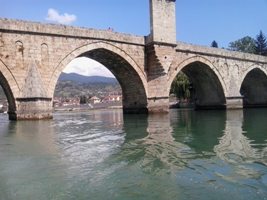 Na najbolji način spojeni građevina i roman.