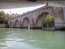 U doba Turaka, na mestu gde je most kasnije postavljen, na najužem delu Drine, putnike je prevozila skela koju je vozio uvek mrzovoljan skeledžija Jamak.