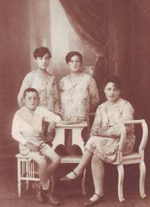 S desna na levo: Jovanka /moja majka/, tetke Juca i Vukica i mali Slobodan /ujak/