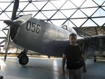Tanderbolt P-47, sa nadimkom Šolja zbog svog karakterističnog nosa, bio je upotrijebljen na početku kao pratnja bombarderima, a poslije je služio kao napadač za ciljeve na tlu. Nije bio možda najbolji, ali su ga piloti voljeli jer bez obzira na velika oštećenja vraćao se u bazu i čekao nove avanture. Proizvodio se u Republic fabrici u Njujorku.
