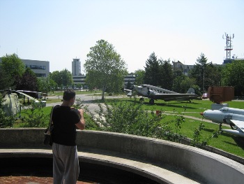 Pogledom na vanjski dio muzeja dominira tromotorni JU-52, zrakoplov Nijemca Huga Junkersa koji je služio civilnim putnicima, a vojska i padobrankse postrojbe su ga koristile za vrijeme 2. svj. rata, a ostao je dugo u upotrebi i nakon rata. Preostali primjerci se koriste u švicarskim Alpama za panoramsko letenje.