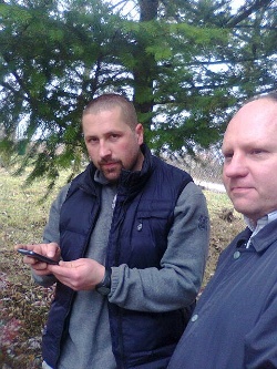 Aca i Vlada u pokušaju da se pronađu na FB. Snimljeno u Popoviću marta 2017.