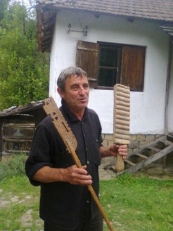 Prema rečima Božidara Mandića, ovu drvenu „hladnu peglu“ izdeljao je neki majstor iz rudničkog kraja pre 200 godina. Snimljeno u Brezovici podno planine Rudnik, septembra 2016.