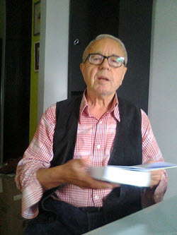 Profesor Đuro Šušnjić sa knjigom “Glasom pisana istorija” Dragoslava Simića, maj 2018.