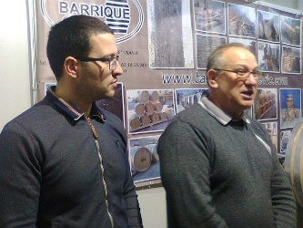 Otac i sin Zoran i Milan Đorđević iz Vranja proizvode burad za vino i rakiju, snimljeni na Sajmu turizma u Beogradu, februara 2017.