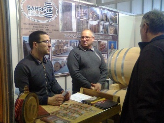 Otac i sin Zoran i Milan Đorđević iz Vranja proizvode burad za vino i rakiju, snimljeni na Sajmu turizma u Beogradu, februara 2017.