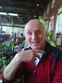 Zoran Modli, legenda radija i vazduhoplova, snimljen u “Politici” kada je gledao Beograd sa sprata, 15. mart 2017.