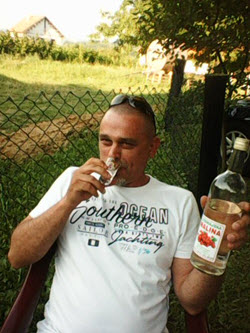 Vanja između Švajcarske i kumove malinovače u Sopotu. Đacima Joci i Luki.