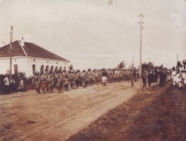 Prvi austrijski zarobljenici kod (nečitko napisano), avgust 1914.