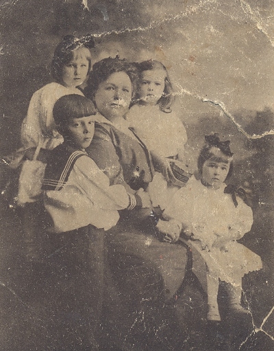 Klavdija Lukaševič s unucima