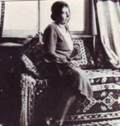 Lujza Rajner u salonu u Beogradu 1940.