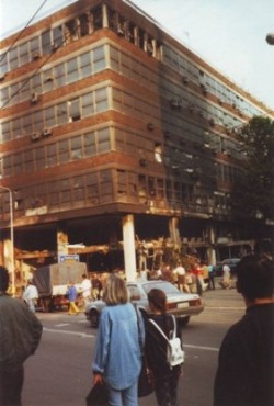 Zapaljena zgrada Televizije Beograd u Takovskoj ulici