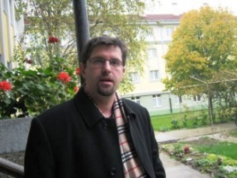 Paško Čaba ispred gimnazije