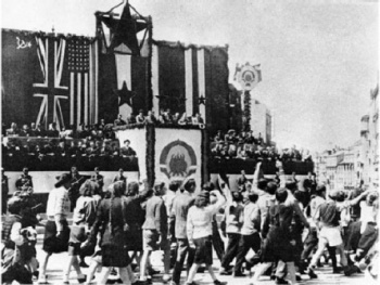Prvomajska parada u Beogradu 1945.