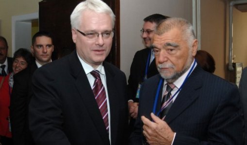 http://hrvatski-fokus.hr/wp-content/uploads/2015/12/mesic-josipovic.jpg