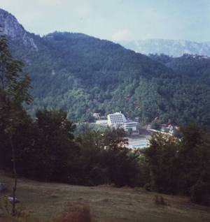 U daljini hotel MIR, bio nekad. Kada posetioci ove stranice sajta pogledaju hotel „Mir“ treba da zamisle kako izgleda bombardovano Sarajevo 1995. Hotel kraj Pirota nisu 
			uništile bombe nego nesavesno obavljena privatizacija karakteristična za privredu čitave zemlje.